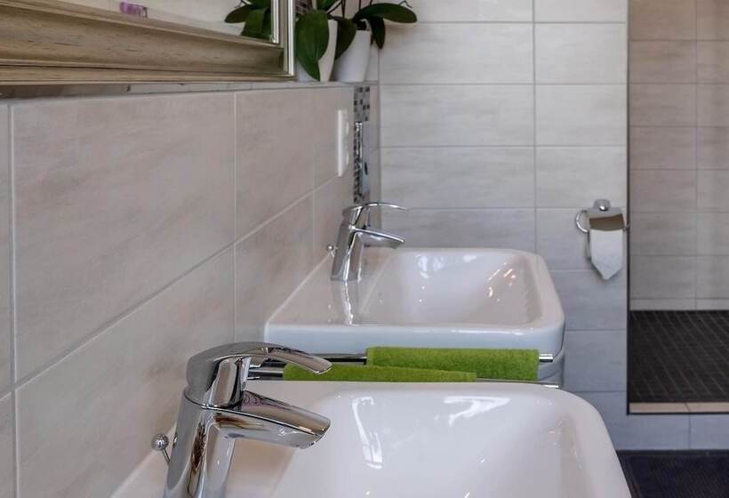 König Albert Residenz Nahe Bmw , Porsche , Dhl Und Messe