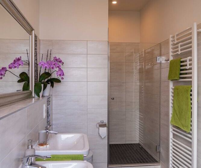 König Albert Residenz Nahe Bmw , Porsche , Dhl Und Messe