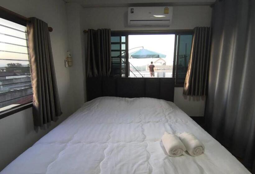 Пансион บ้านพรศรี Homestay