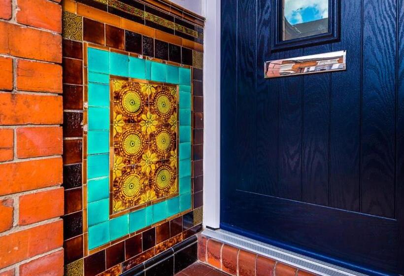 Spacious 4 Bed House In Crewe By 53 Degrees Property, Ideal For Business & Contractors, Great Locati