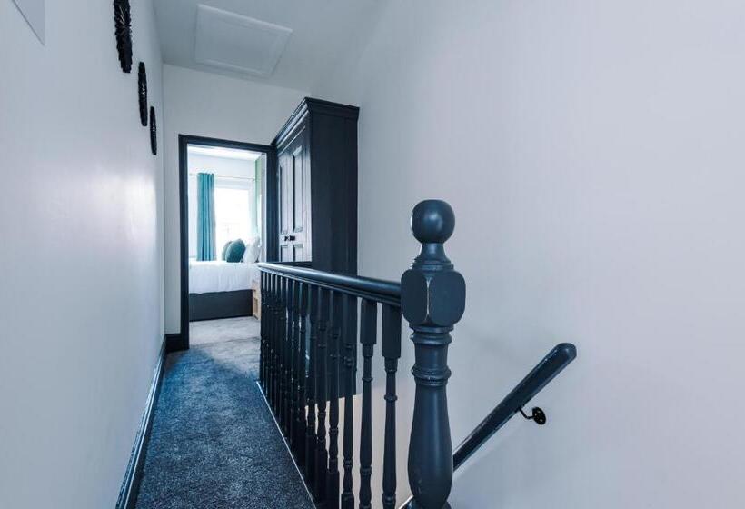 Spacious 4 Bed House In Crewe By 53 Degrees Property, Ideal For Business & Contractors, Great Locati