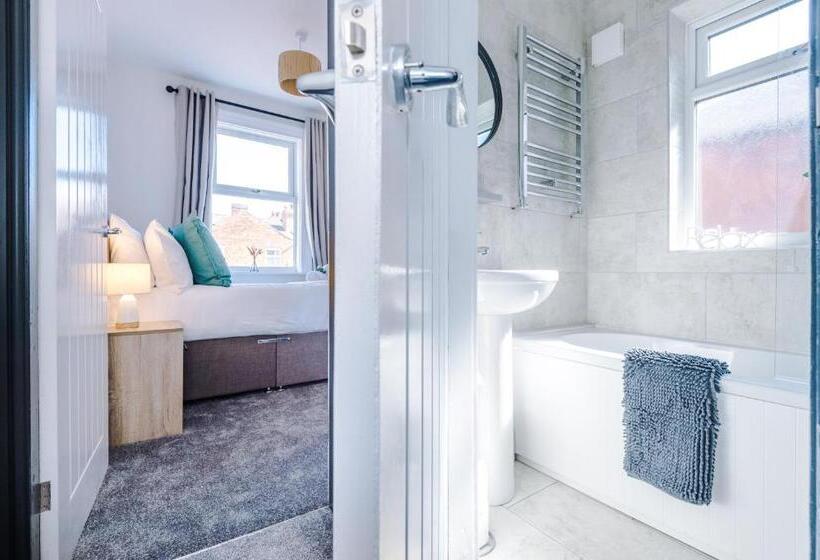 Spacious 4 Bed House In Crewe By 53 Degrees Property, Ideal For Business & Contractors, Great Locati