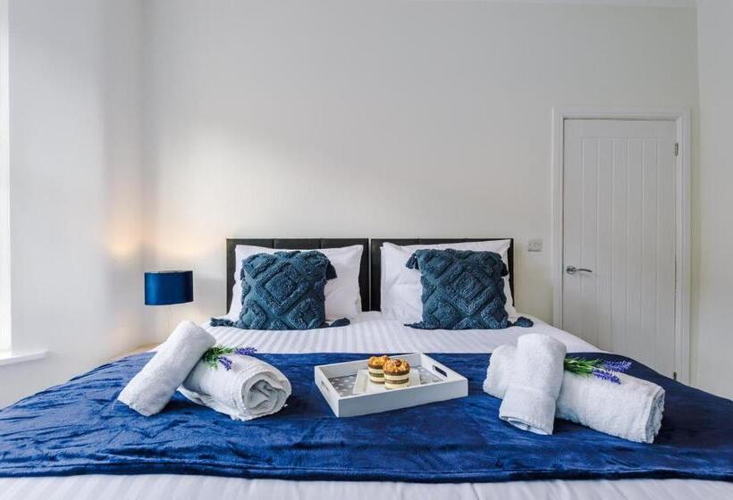 Spacious 4 Bed House In Crewe By 53 Degrees Property, Ideal For Business & Contractors, Great Locati