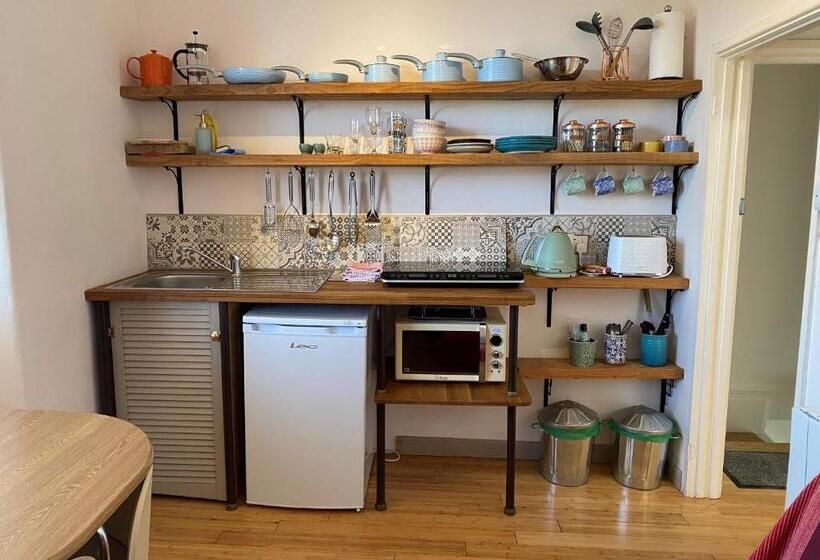 The Mexico Inn, Flat One