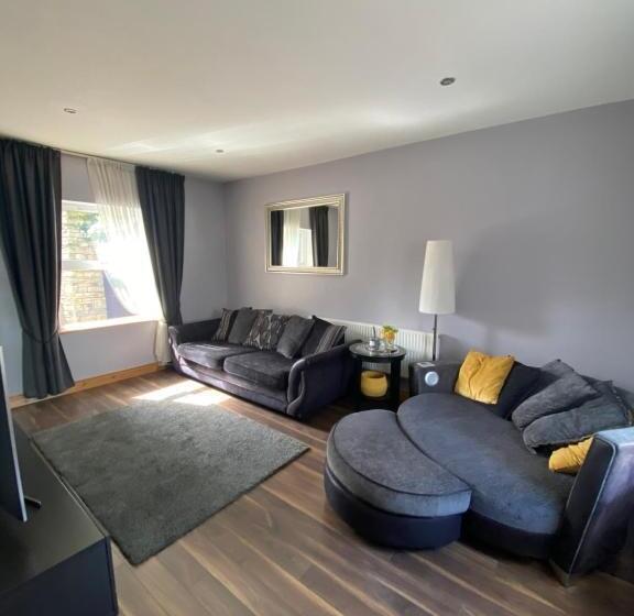 Town Villa With Charming Garden, Bbq Area & Sleeps 6