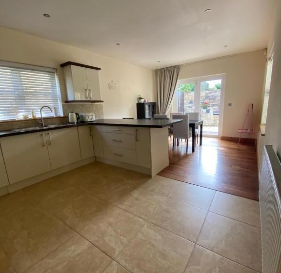 Town Villa With Charming Garden, Bbq Area & Sleeps 6