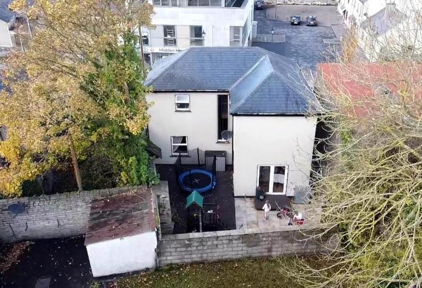 Town Villa With Charming Garden, Bbq Area & Sleeps 6