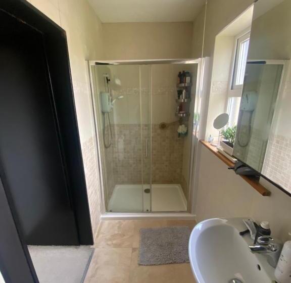 Town Villa With Charming Garden, Bbq Area & Sleeps 6