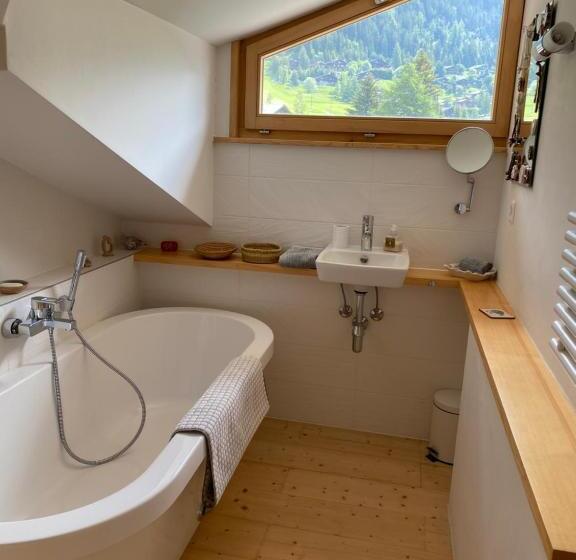 Verbier Sunny Apt, Fabulous View & Balcony, Sleeps 8