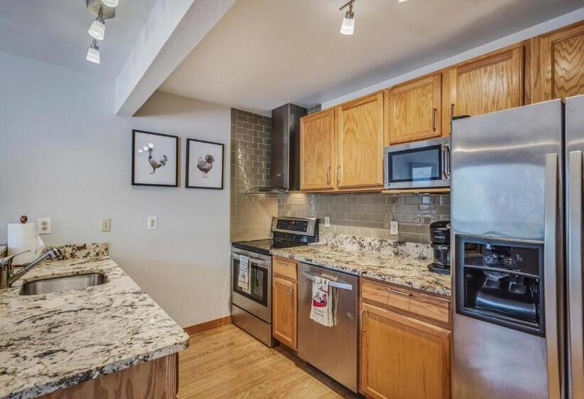 1038  Modern Townhome Close To The Slopes