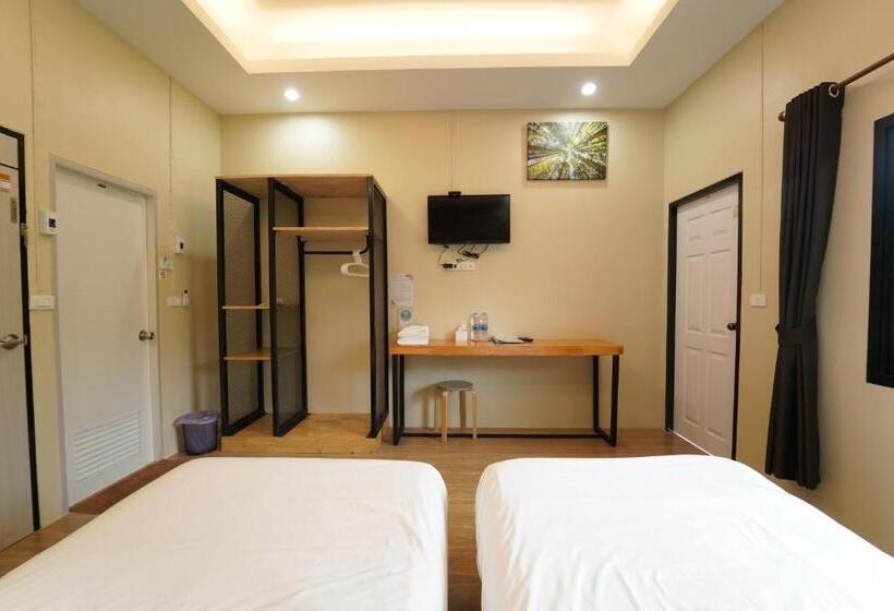 Chillax Khaosok Hostel   Sha Certified