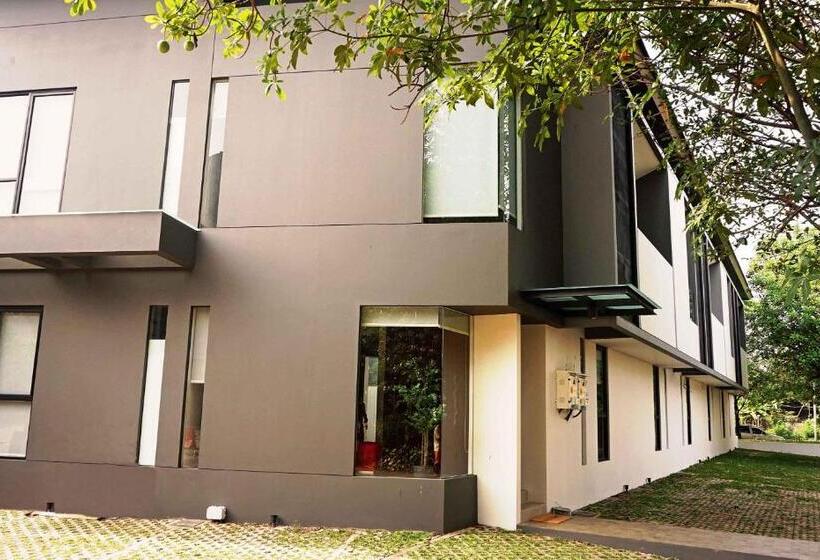 Отель Hm Social Karawaci