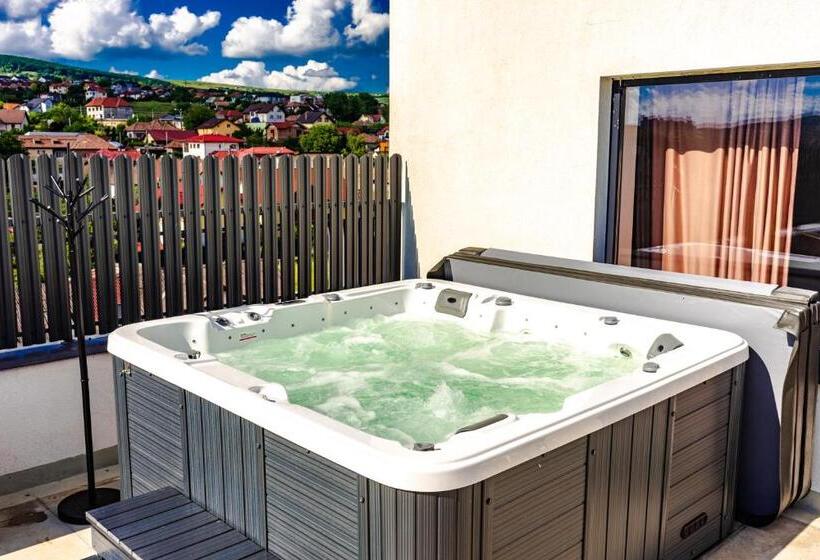 Thome Hoia Jacuzzi