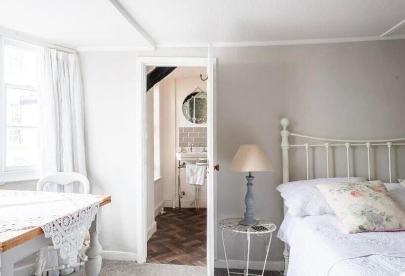 הוסטל Room At The Inn