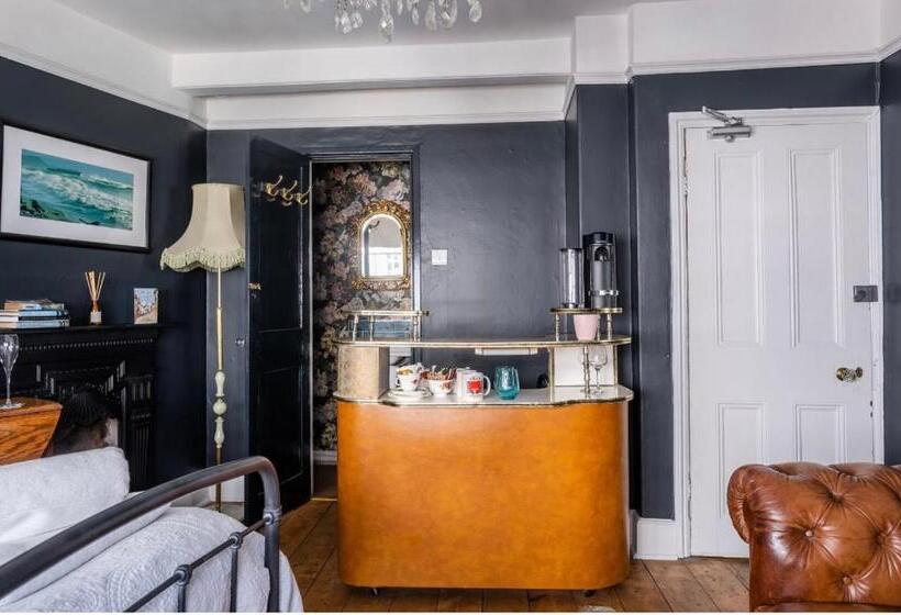 הוסטל Room At The Inn