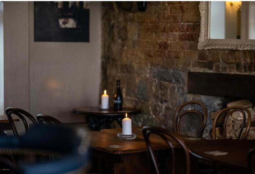 הוסטל Room At The Inn