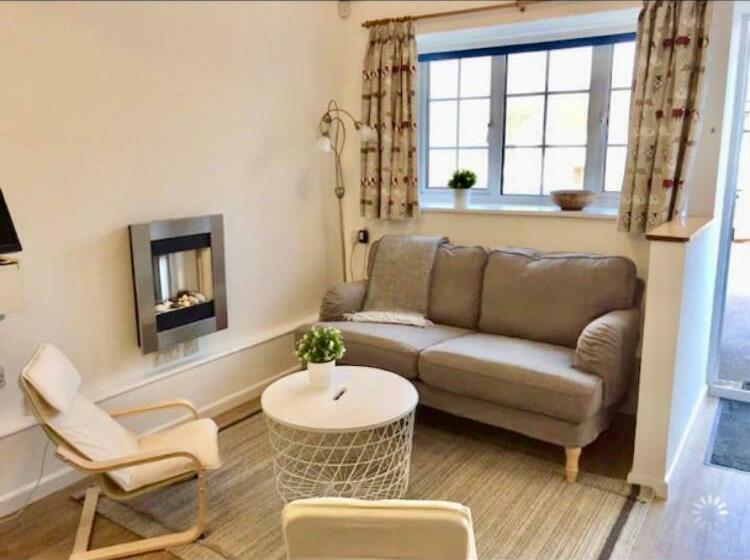 Great Price, Lovely Comfy Flat.2 Mins From The Sea