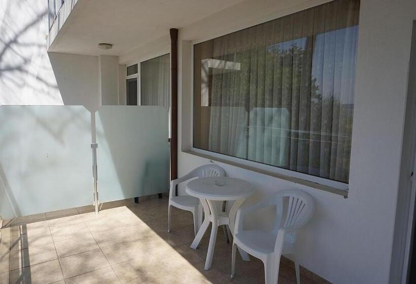 בית מלון כפרי хотел златна котва