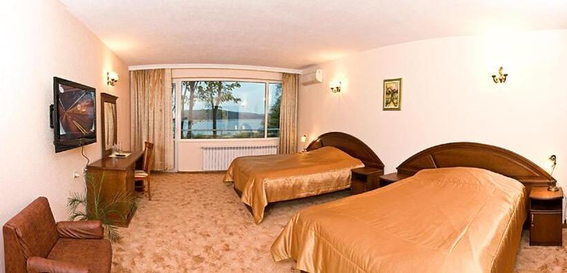 בית מלון כפרי хотел златна котва