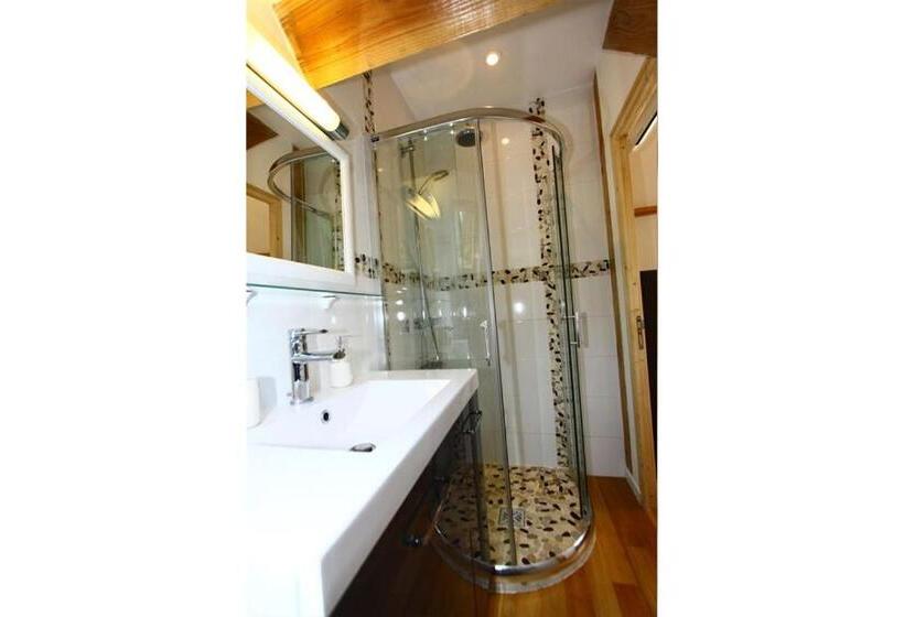 La Salamandrine, à 600 M Du Centre Historique Par Un Sentier