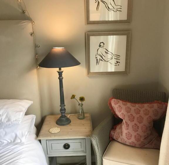 بنسيون The Garden Room