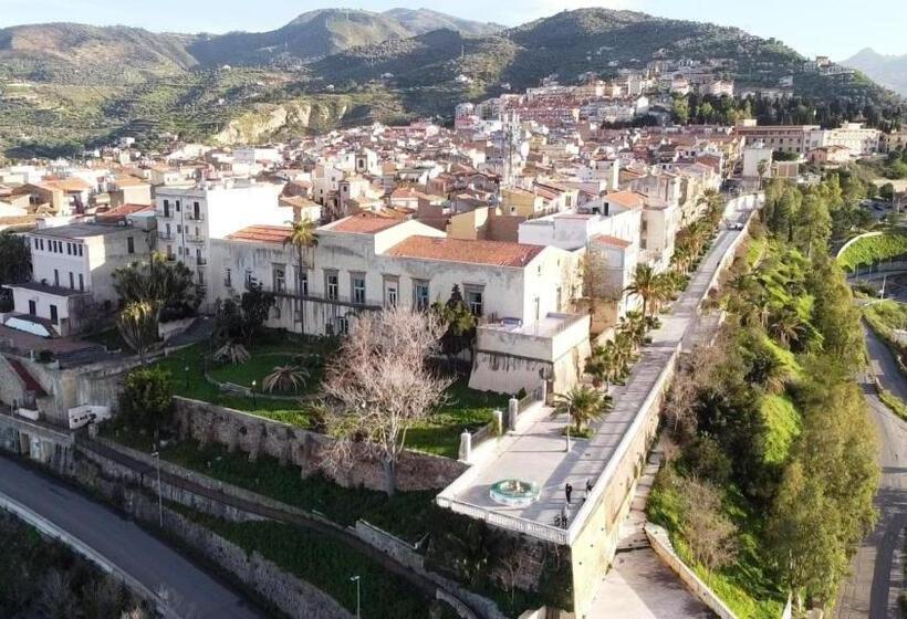 The Palace B&b And Apartments