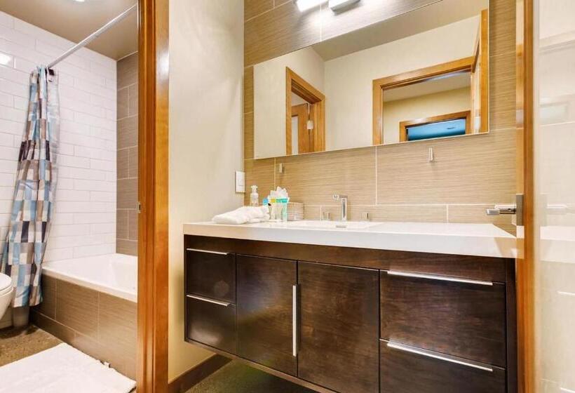 1005 Walk To Ski Modern Luxurious Townhome