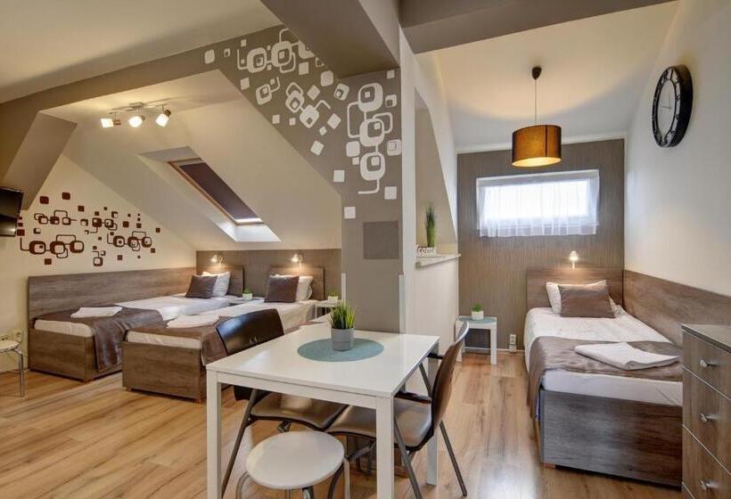 ベッドアンドブレックファースト Familia Panzió & Apartmanház Győr