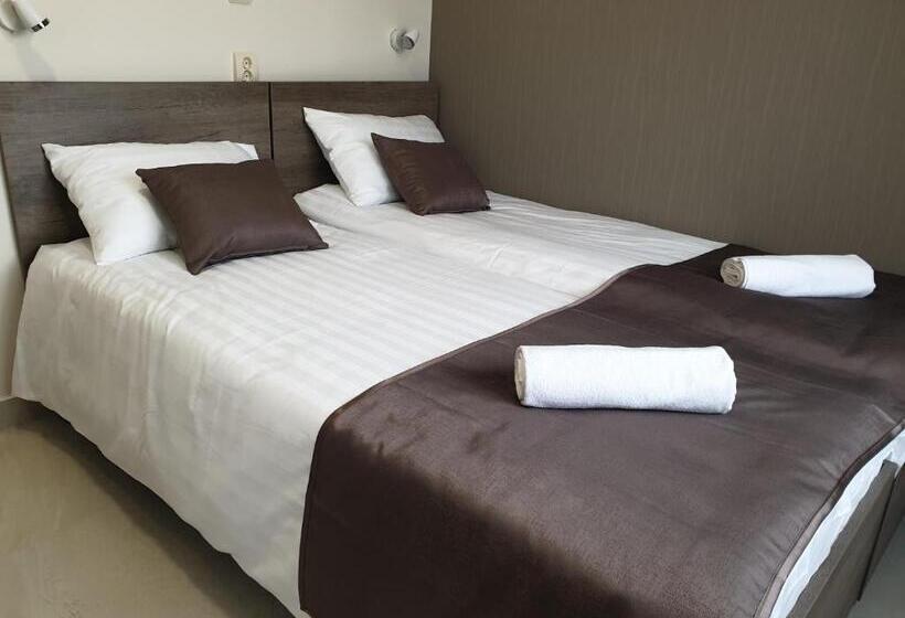 ベッドアンドブレックファースト Familia Panzió & Apartmanház Győr