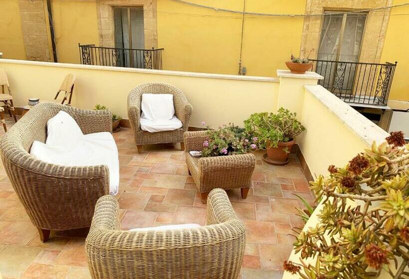 تختخواب و صبحانه La Terrazza Sul Corso City Center