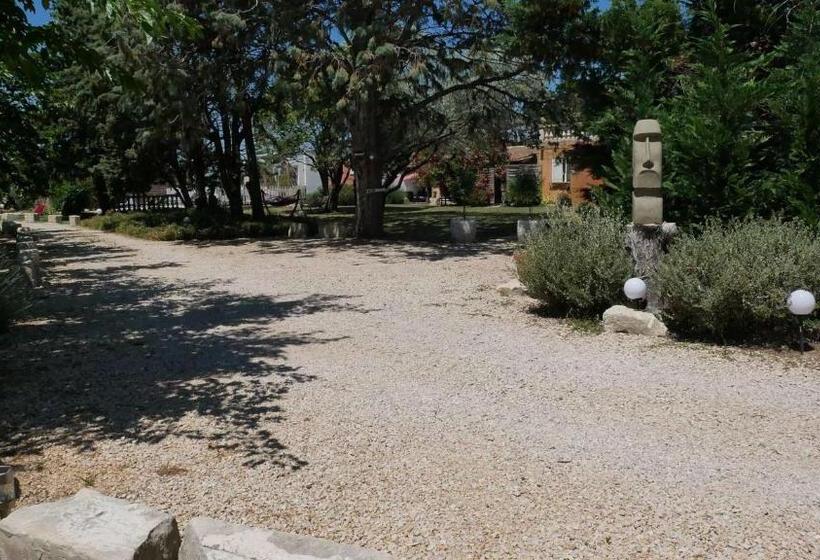 Bed and Breakfast Mas Maurane Roulotte Avec Spa Privé Aux Portes D Arles