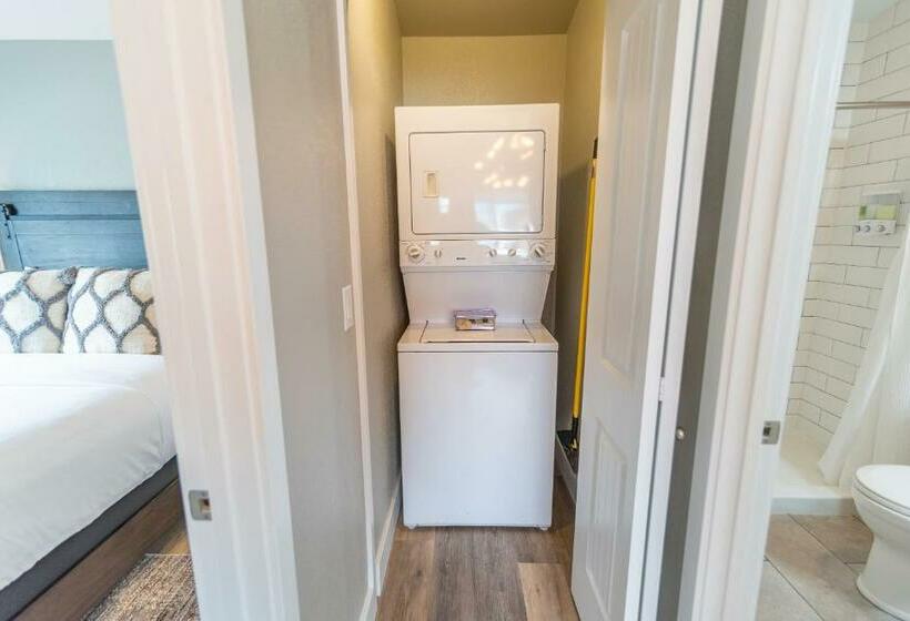 فندق على الطريق Colony Suites