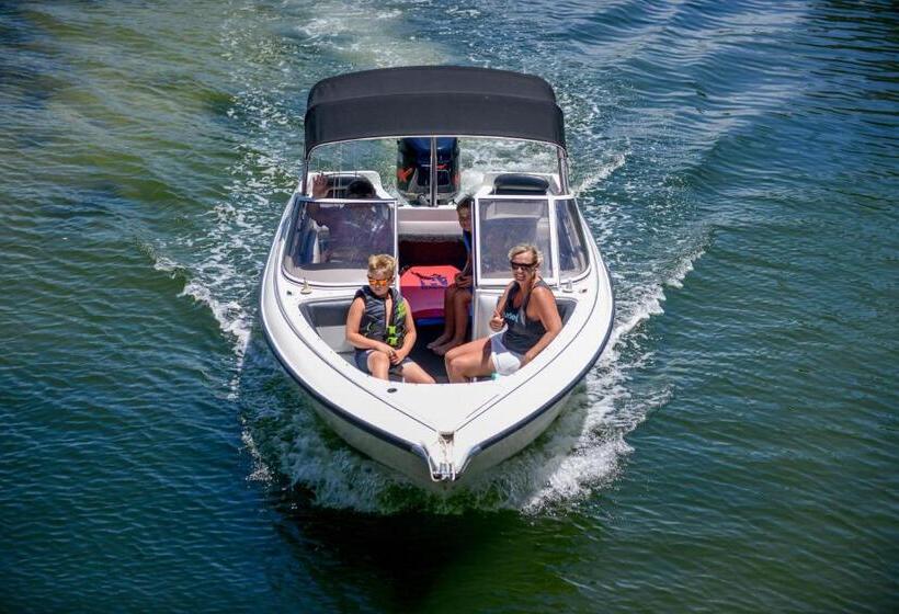 אתר נופש Calm Waters Waterfront Cottages