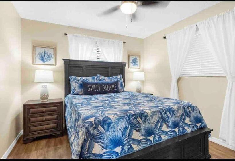 Saltwaterpool  Gameroom  Tropical Sunsets   Kayaks   Fishing