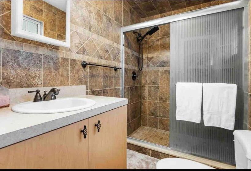 Saltwaterpool  Gameroom  Tropical Sunsets   Kayaks   Fishing