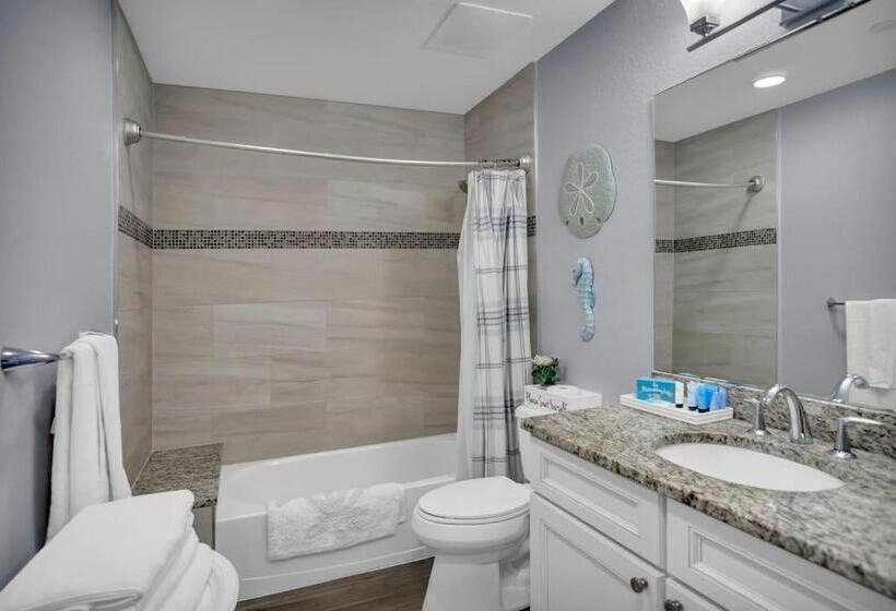 Waterfront  3br   2kings  Pool Balcony   Beach