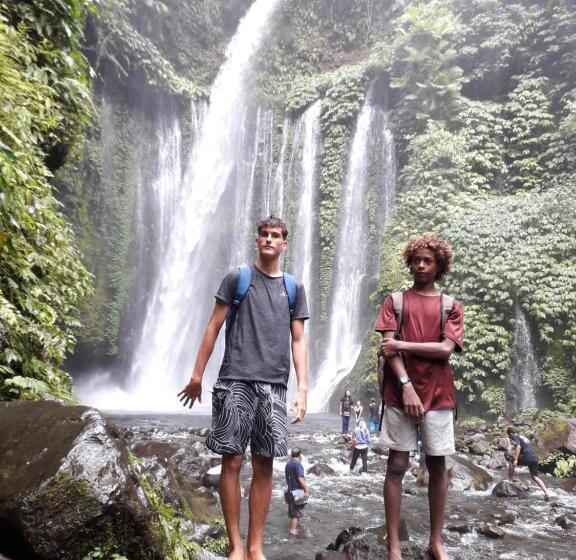 הוסטל Rinjani Houseboon