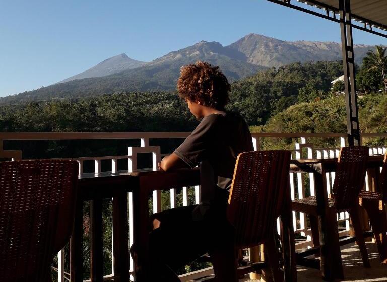 הוסטל Rinjani Houseboon