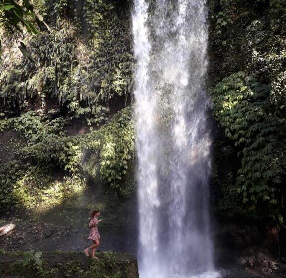 הוסטל Rinjani Houseboon