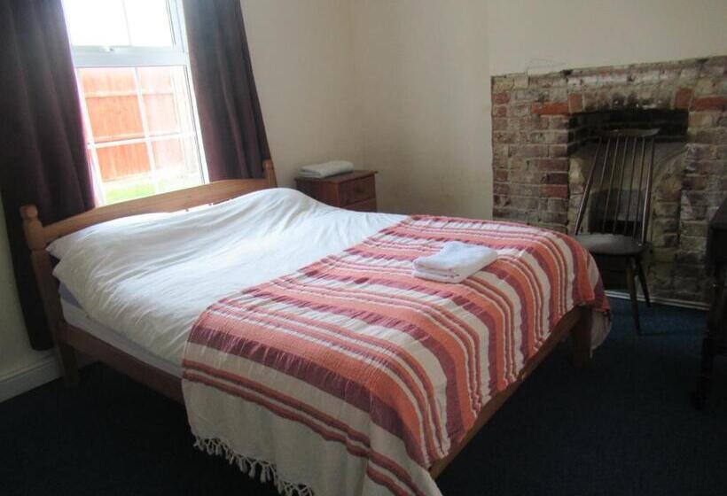 Отель Foreshore House