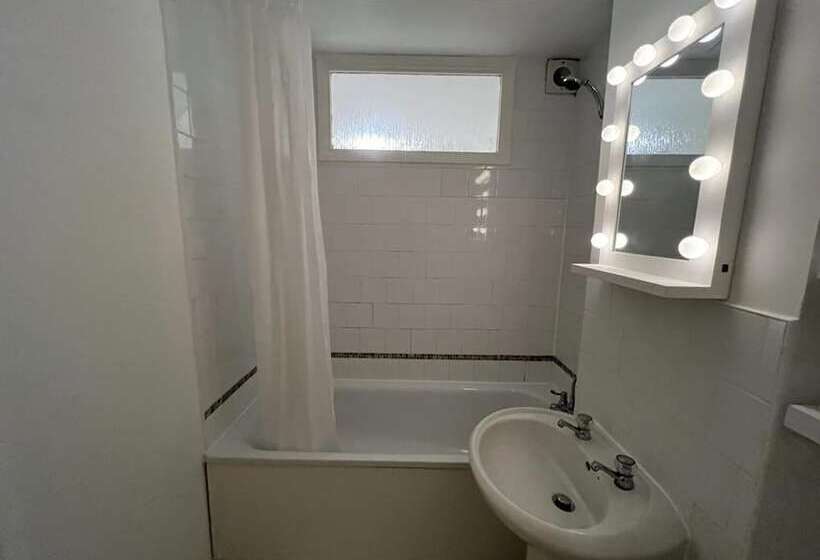 Impeccable 2 Bed Apartment In Grays London