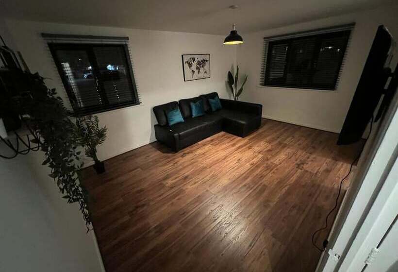 Impeccable 2 Bed Apartment In Grays London