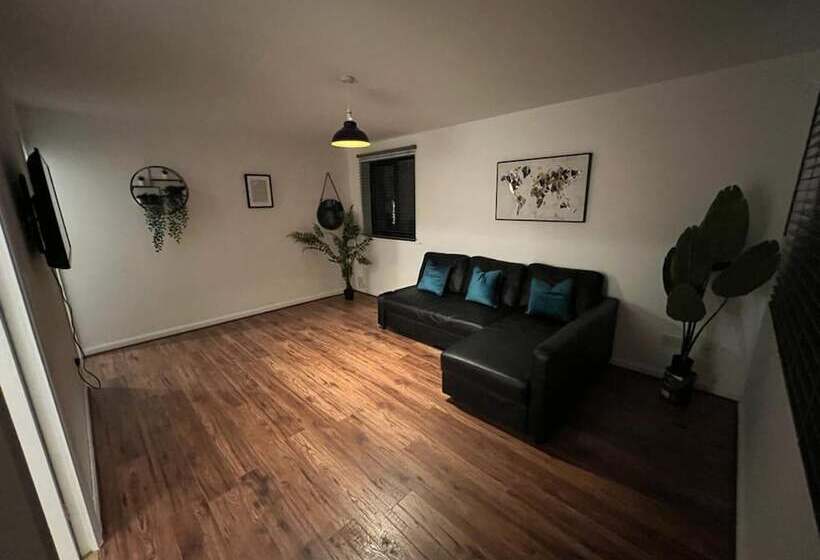 Impeccable 2 Bed Apartment In Grays London