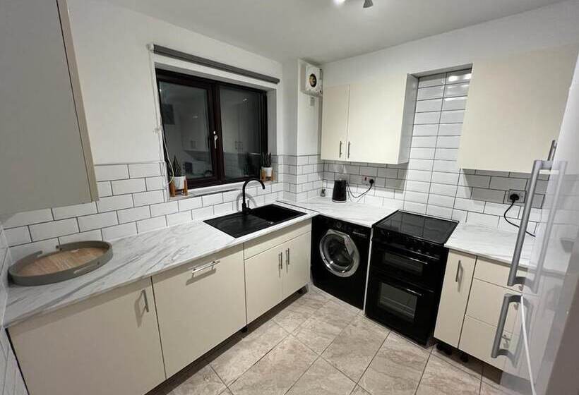 Impeccable 2 Bed Apartment In Grays London