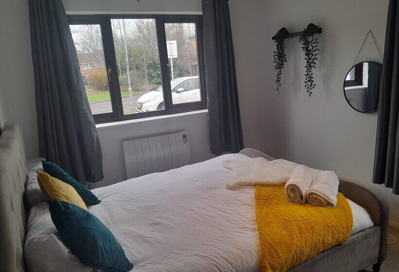 Impeccable 2 Bed Apartment In Grays London