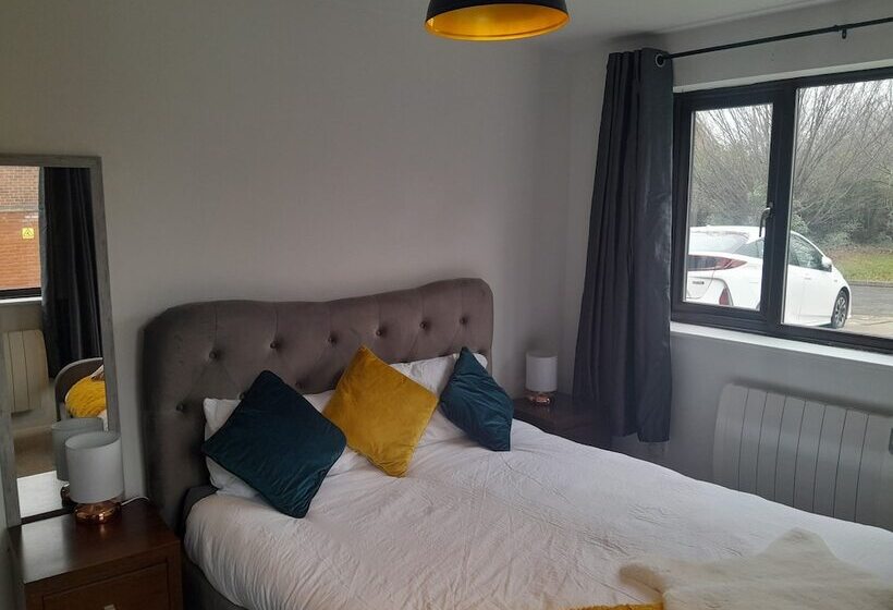 Impeccable 2 Bed Apartment In Grays London