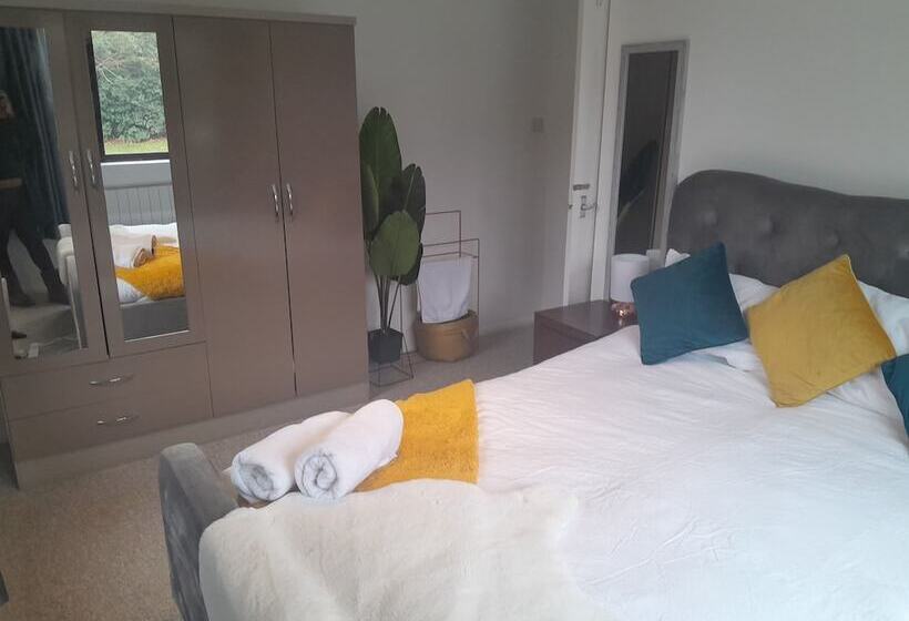 Impeccable 2 Bed Apartment In Grays London