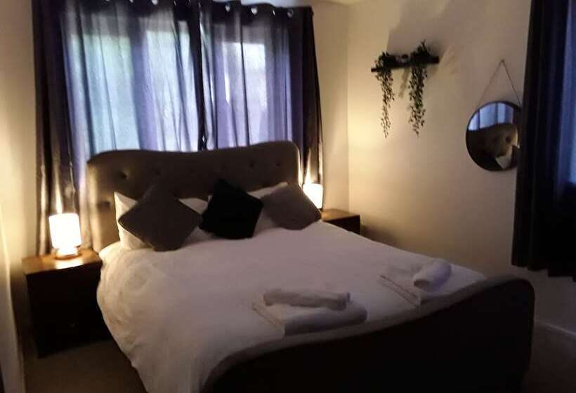 Impeccable 2 Bed Apartment In Grays London