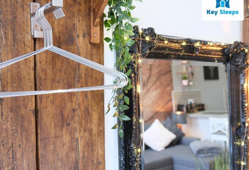 Keysleeps Studio Apartment   Northamptonshire   Leisure & Contractors