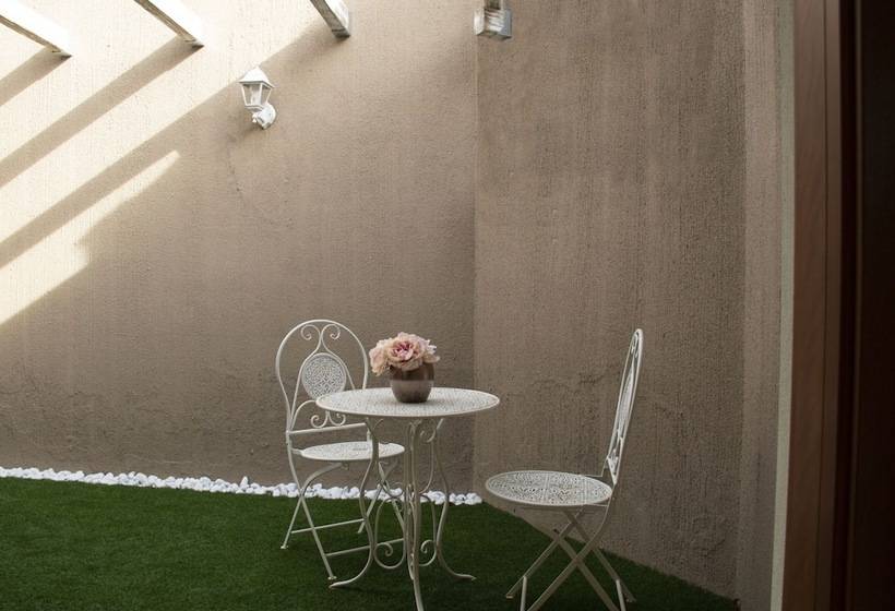 پانسیون Domu Ajaju Guest House